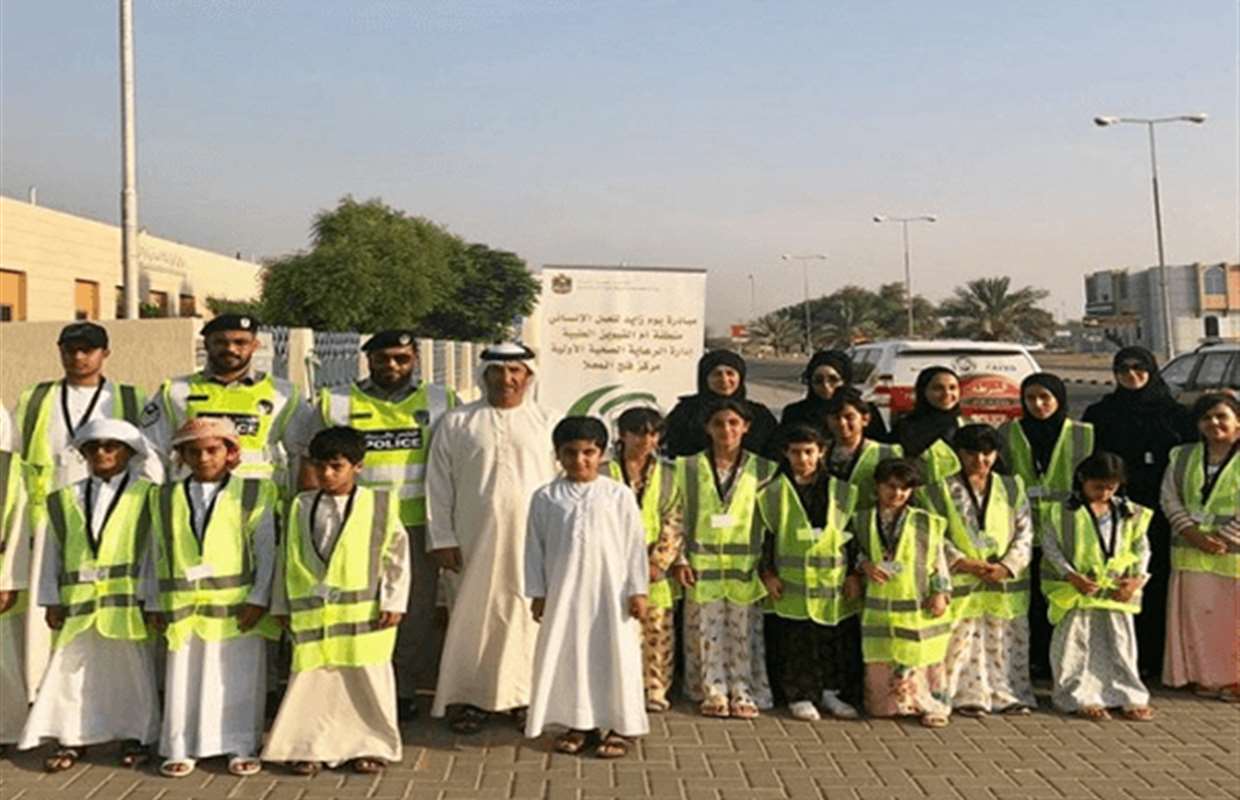 The Initiative (Love and loyalty. for Zayed), where employees and volunteers from the community distributed (120) breakfast to motorists in the Falaj Al Mualla area in cooperation with the general command of Umm Al Quawain police.