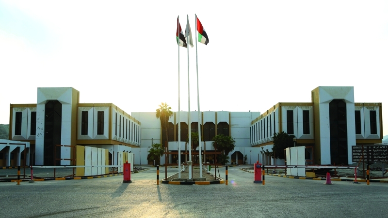 أطباء مستشفى الفجيرة ينقذون حياة مريضة بإزالة ورم سحائي من المخ 