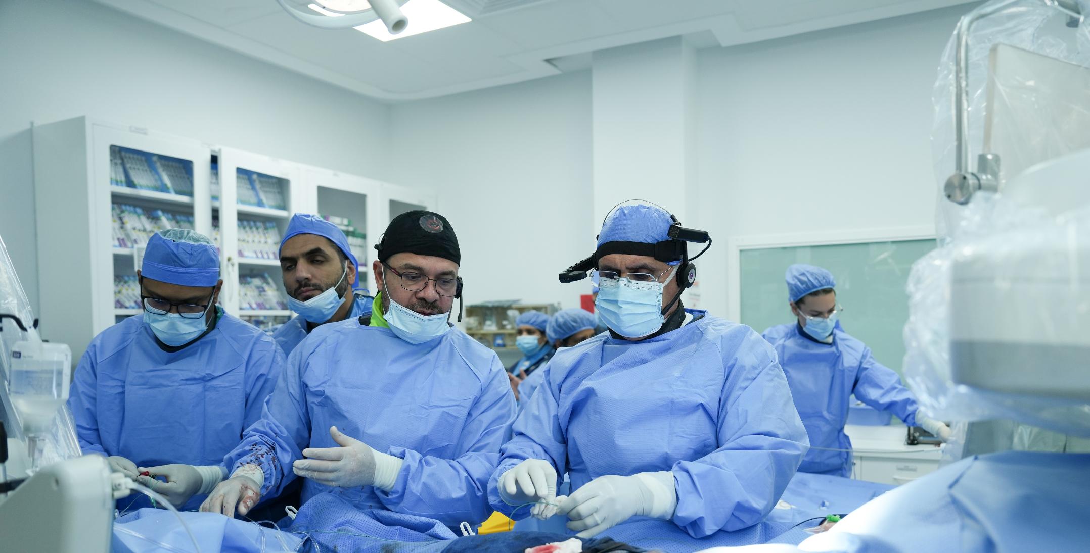 For the First Time in the Middle East: Al Qassimi Hospital Utilizes 'Smart Headband' for Remote Heart and Artery Surgeries