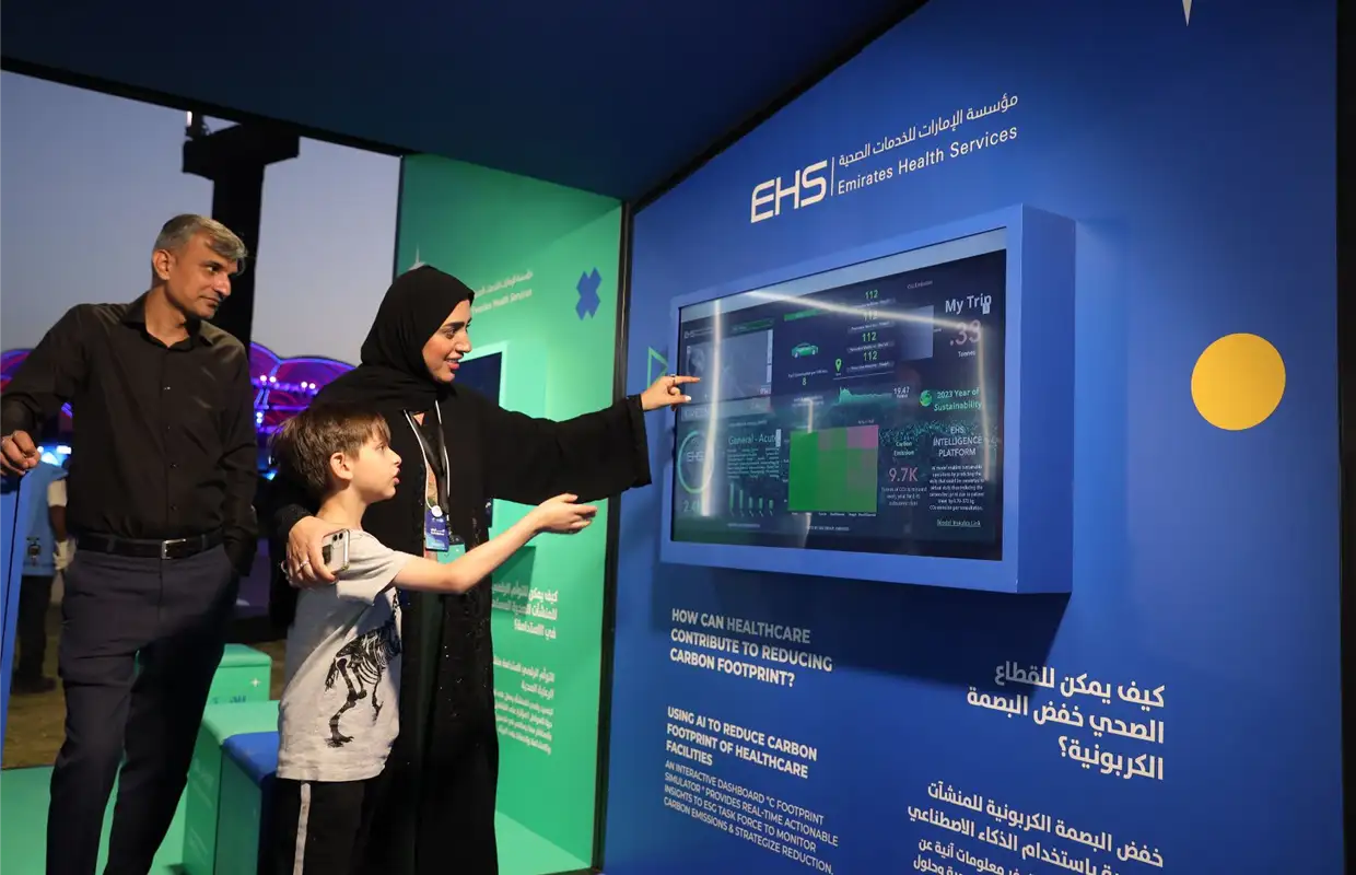 مشاركة مؤسسة الإمارات للخدمات الصحية في معرض "الإمارات تبتكر" الذي أقيم ضمن أسبوع الابتكار في القرية العالمية بتنظيم من مركز محمد بن راشد للابتكار الحكومي، لاستعراض أحدث التقنيات الصحية والمشاريع الابتكارية التي تعتمد على الأتمتة والذكاء الاصطناعي.
