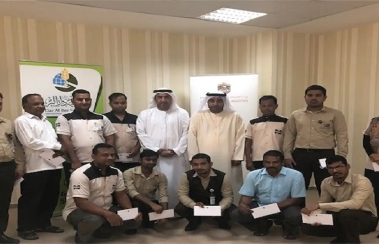 مبادرة فلنتشارك بالعطاء وفيها تم توزيع قسائم شراء على العمال العاملين بإدارة منطقة أم القيوين الطبية تجسيداً لثقافة العطاء ونشر ثقافة الخير.
