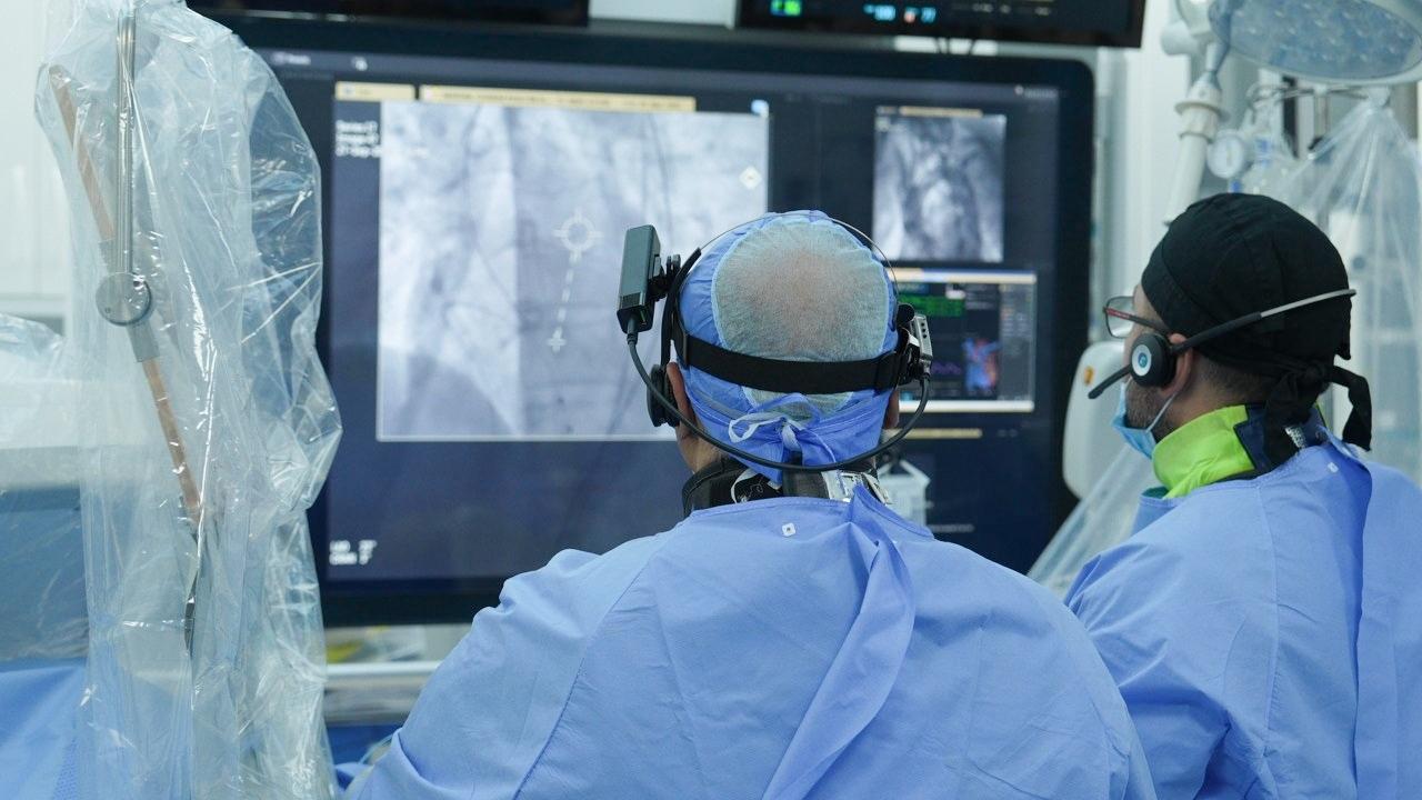 For the First Time in the Middle East: Al Qassimi Hospital Utilizes 'Smart Headband' for Remote Heart and Artery Surgeries