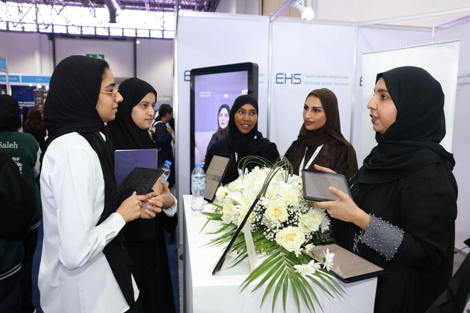 مؤسسة الإمارات للخدمات الصحية تستعرض منحها الدراسية لطلبة الثانوية العامة في معرض التعليم