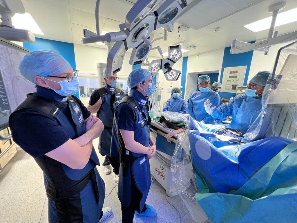 مستشفى القاسمي بالشارقة يدرب أطباء من النمسا وإيطاليا وسويسرا على تقنية زرع منظمات القلب الدائمة اللاسلكية