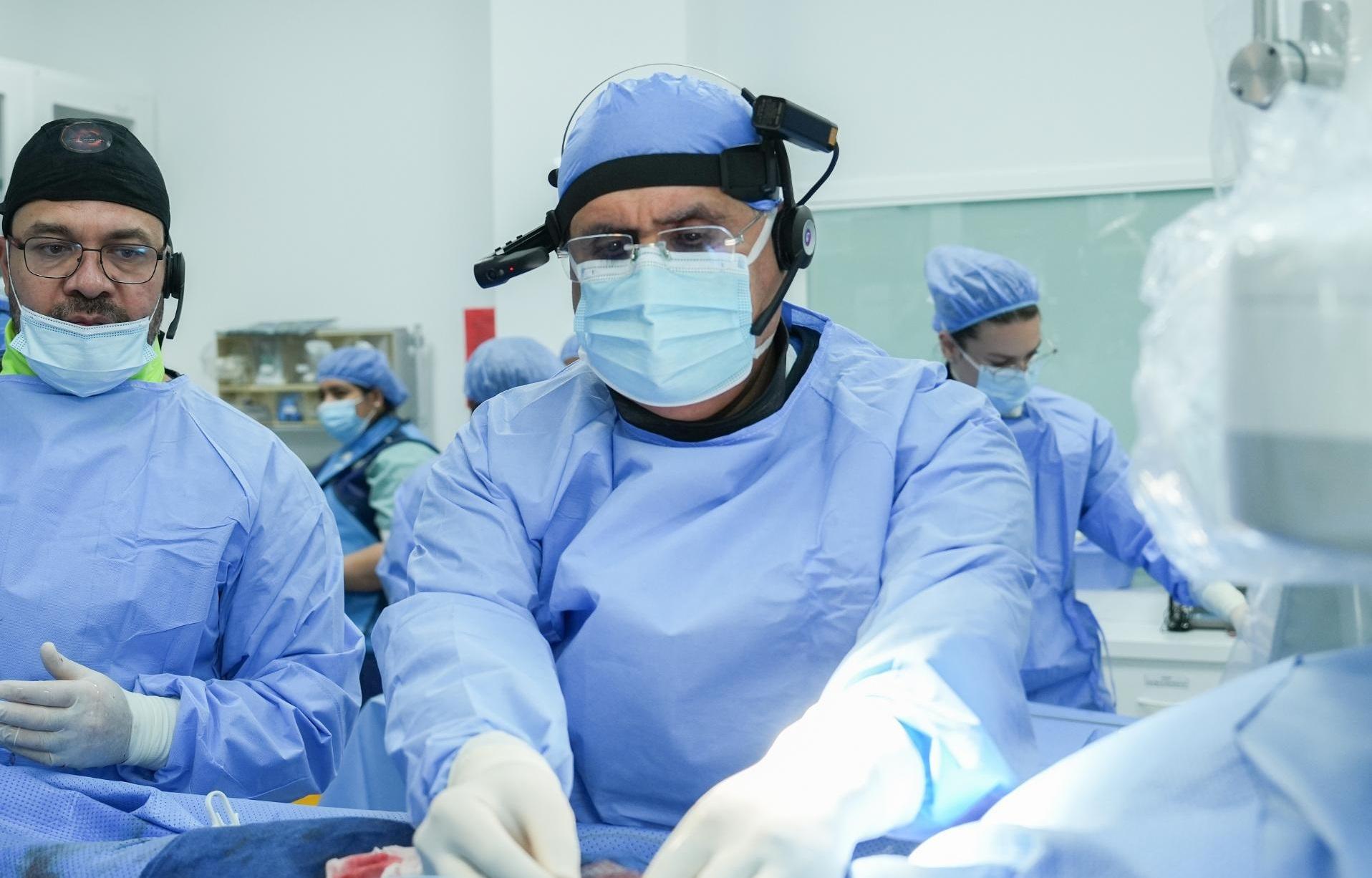 For the First Time in the Middle East: Al Qassimi Hospital Utilizes 'Smart Headband' for Remote Heart and Artery Surgeries